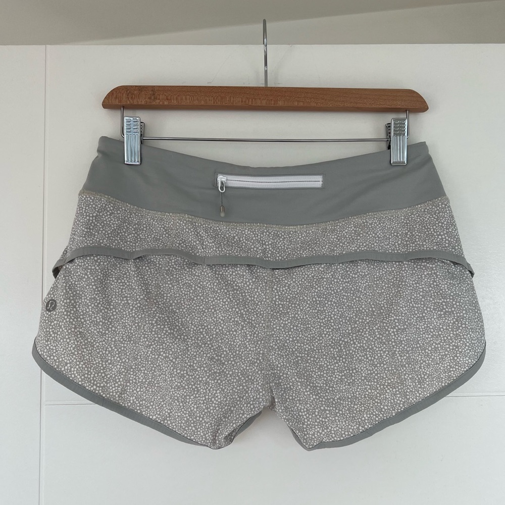 Rare Lululemon Speed Short 2.5” - Size 4 - Freckle Flower / Seal Grey